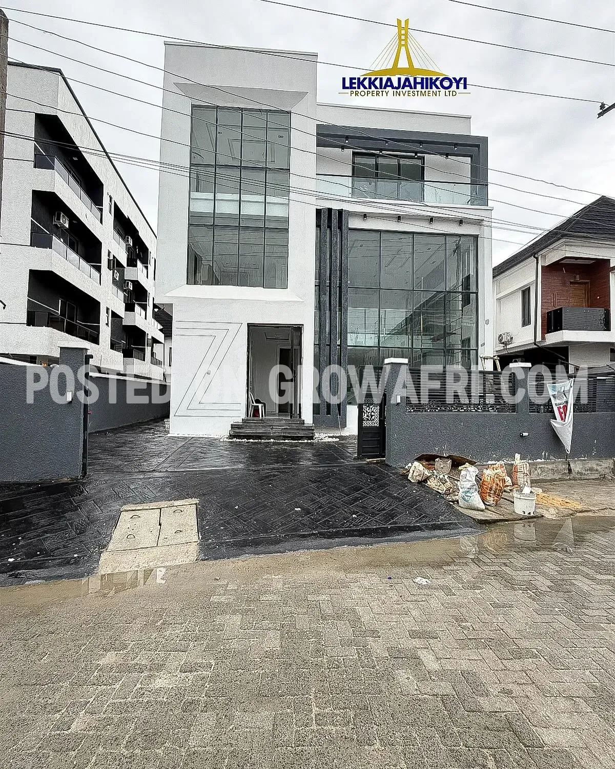  Modern 5 bedroom fully detached house with en-suite bedrooms.