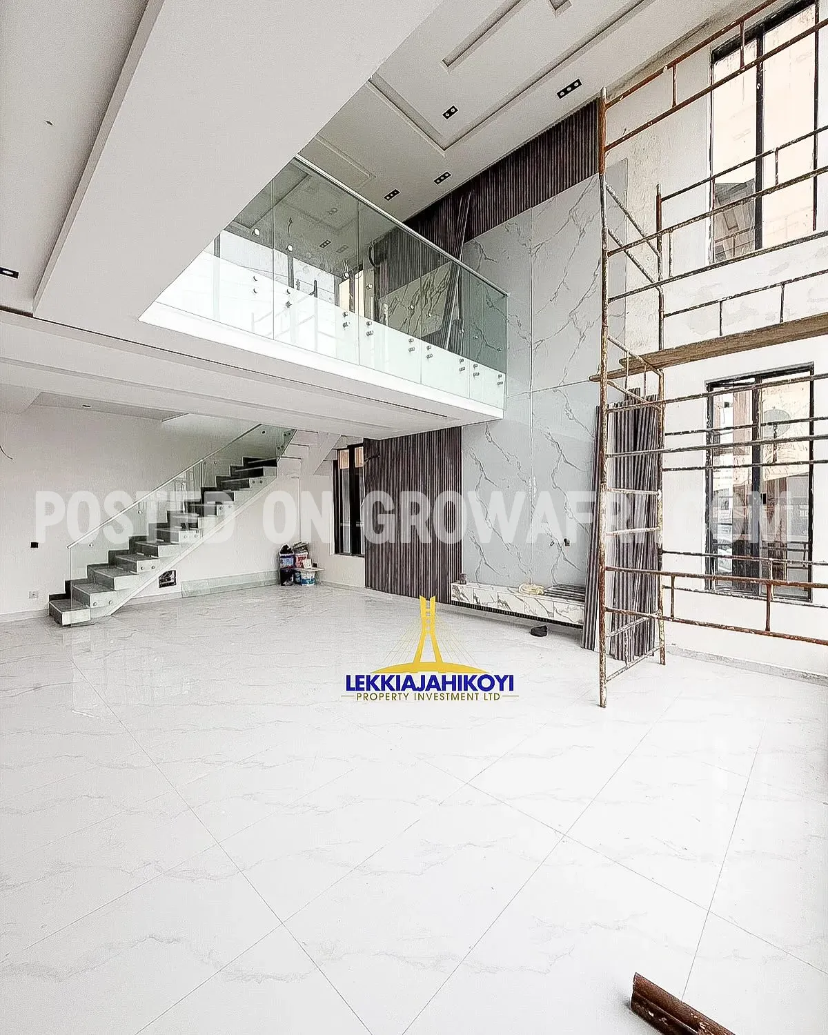  Modern 5 bedroom fully detached house with en-suite bedrooms.