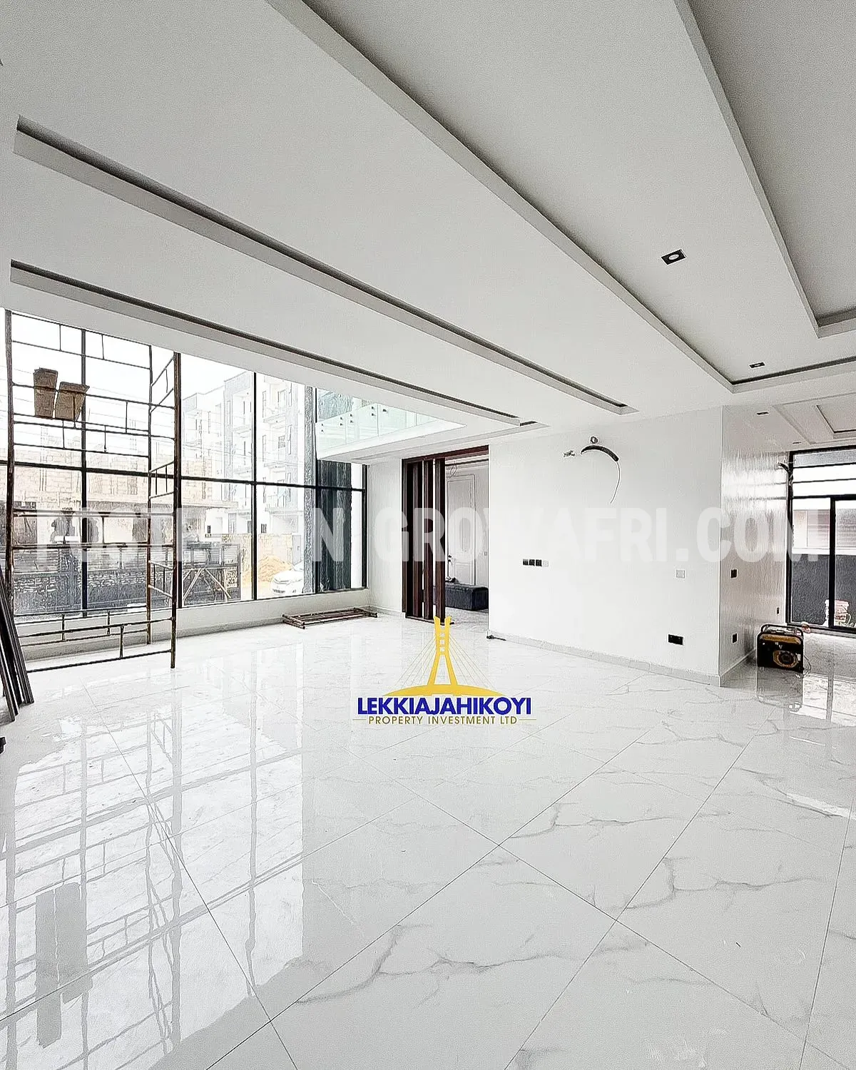  Modern 5 bedroom fully detached house with en-suite bedrooms.