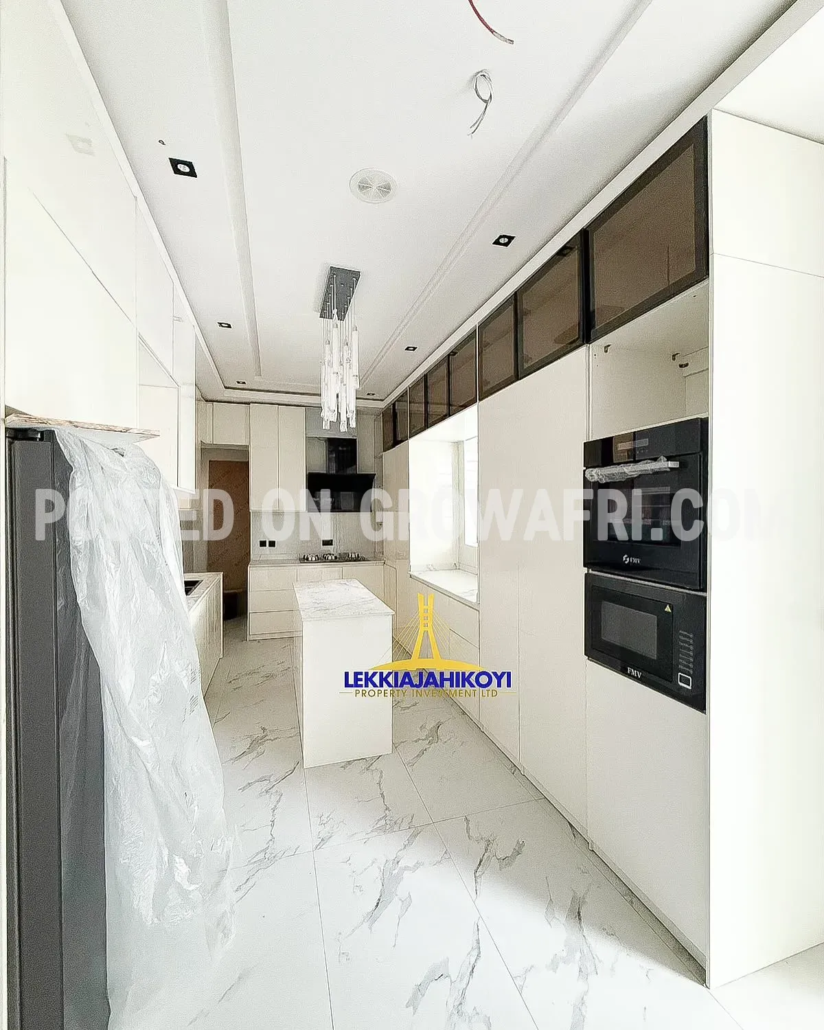  Modern 5 bedroom fully detached house with en-suite bedrooms.