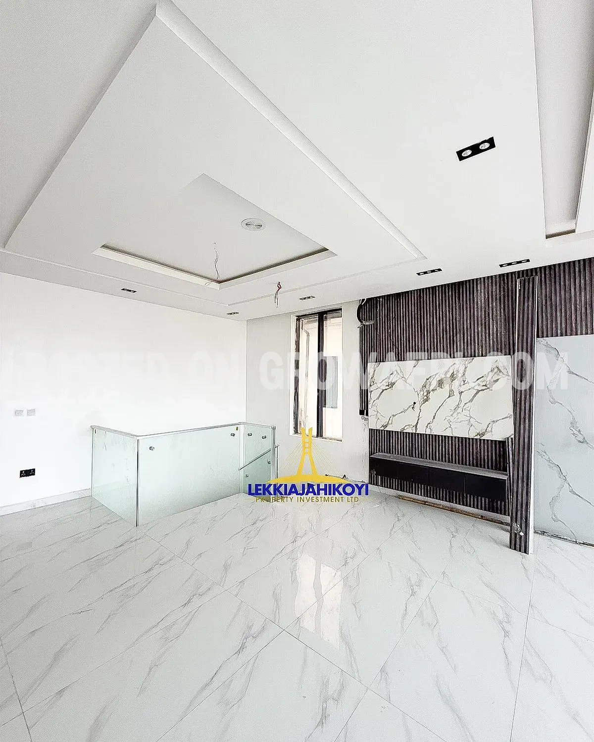  Modern 5 bedroom fully detached house with en-suite bedrooms.