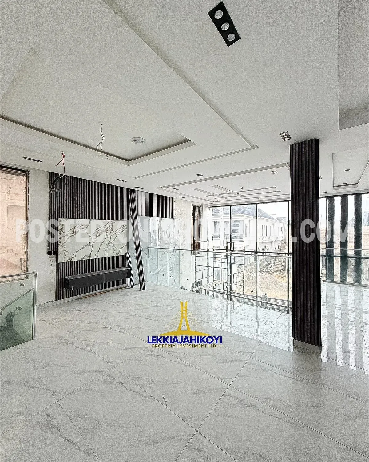  Modern 5 bedroom fully detached house with en-suite bedrooms.
