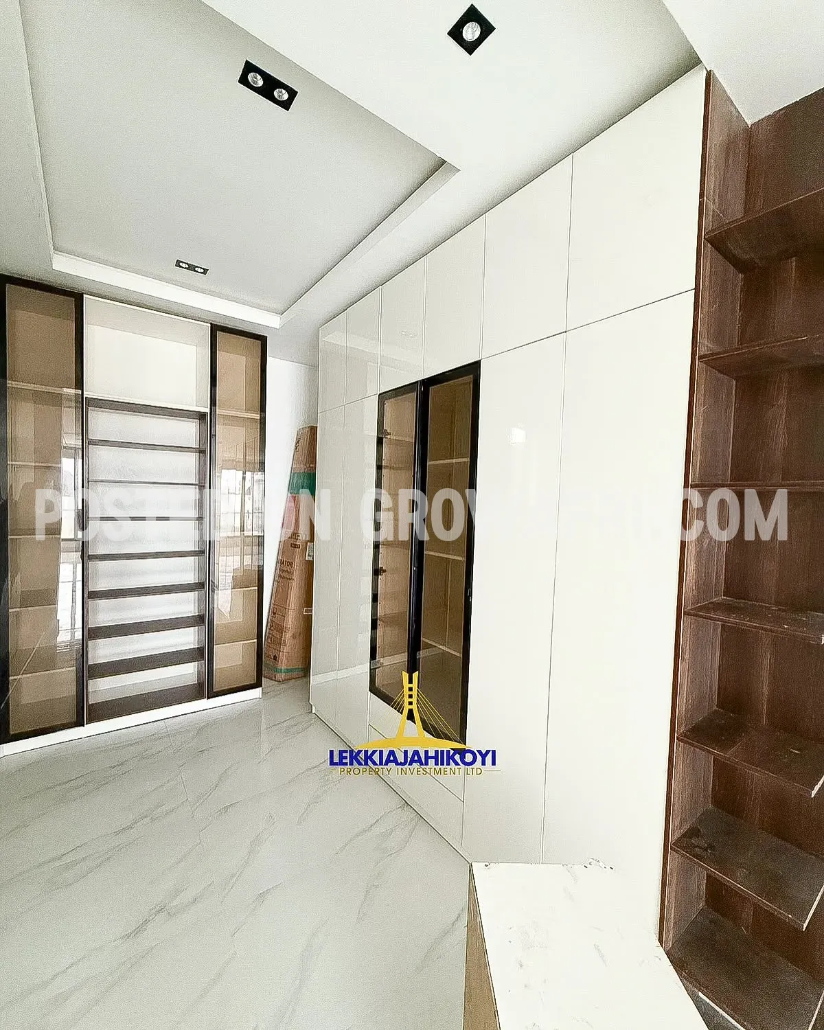  Modern 5 bedroom fully detached house with en-suite bedrooms.