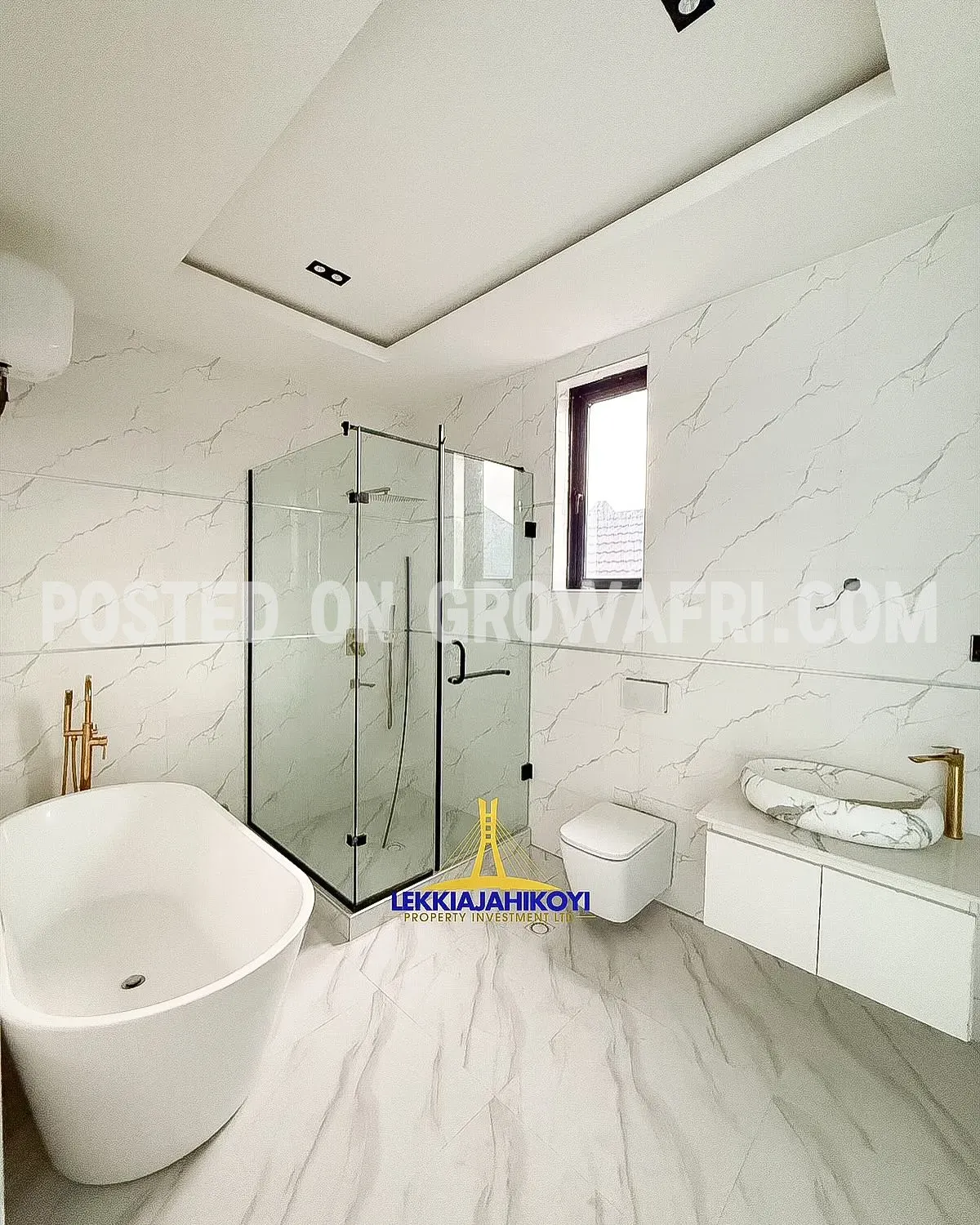  Modern 5 bedroom fully detached house with en-suite bedrooms.