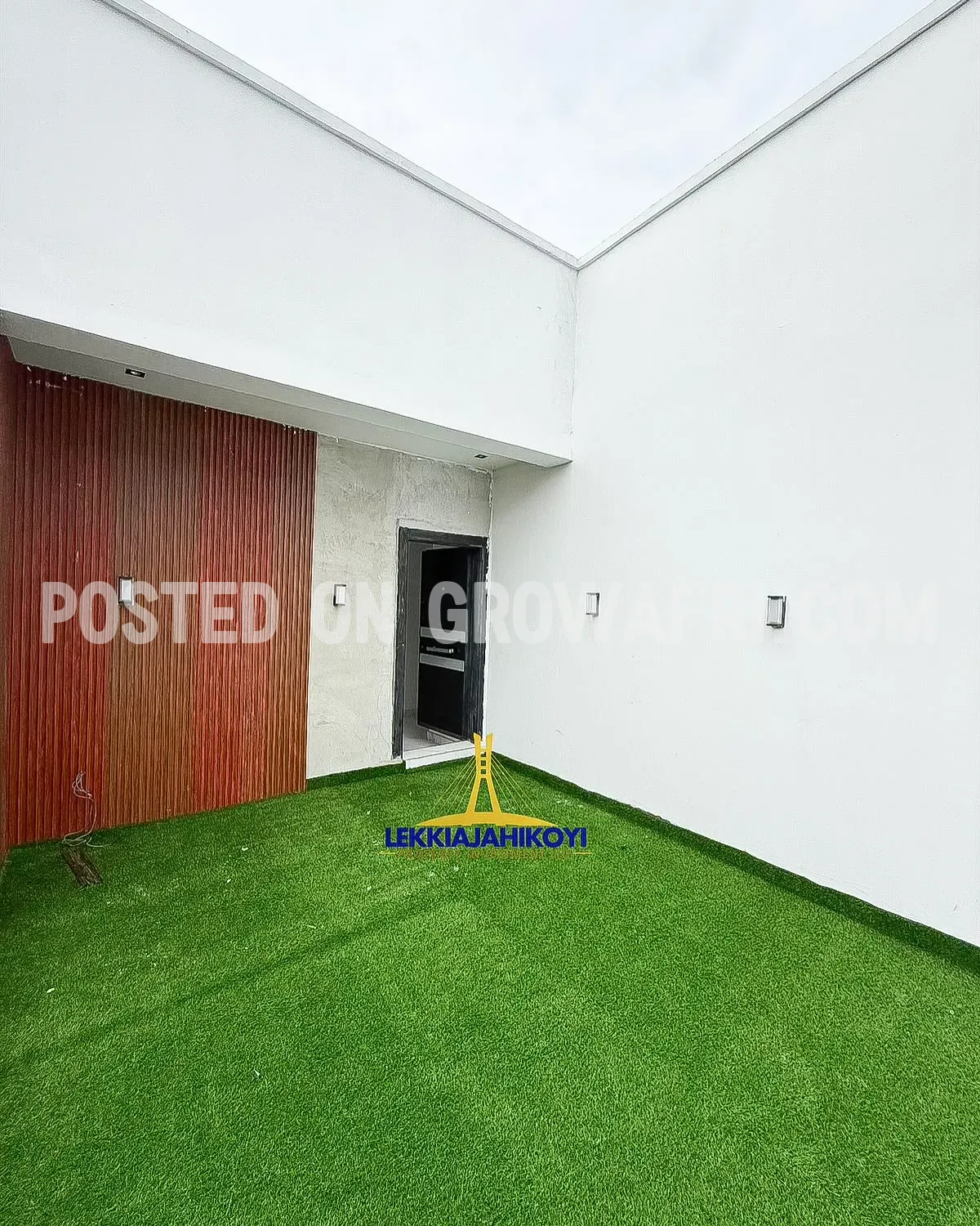 Modern 5 bedroom fully detached house with en-suite bedrooms.