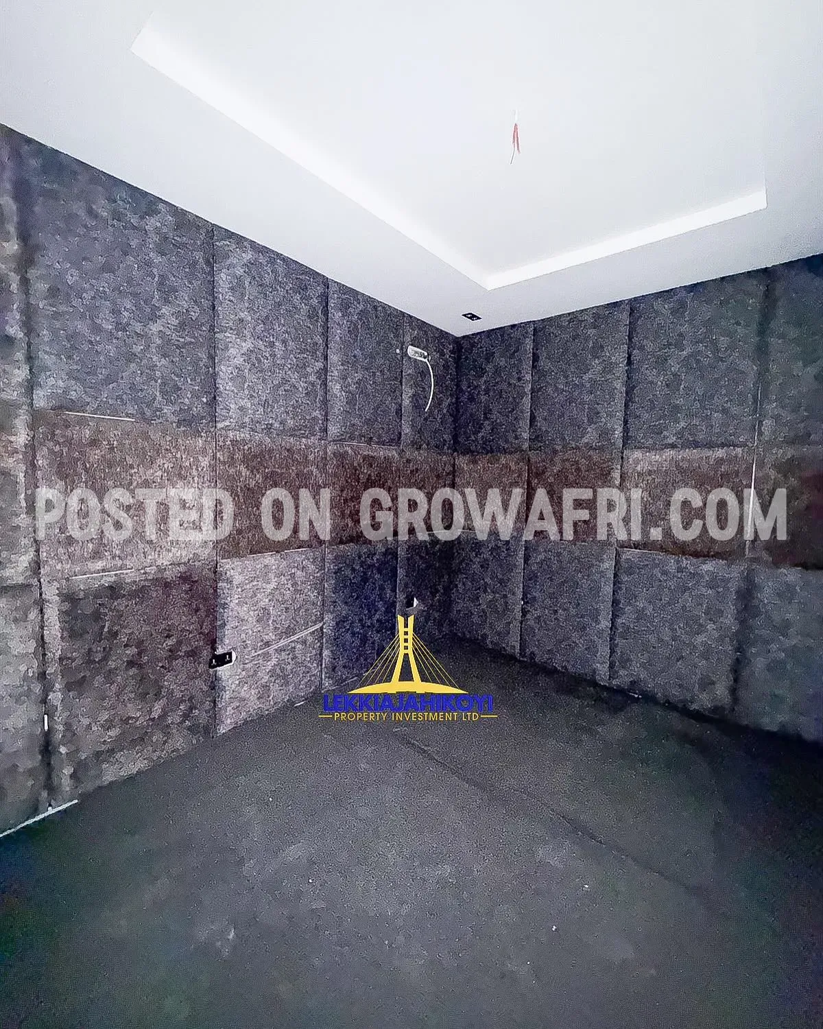  Modern 5 bedroom fully detached house with en-suite bedrooms.