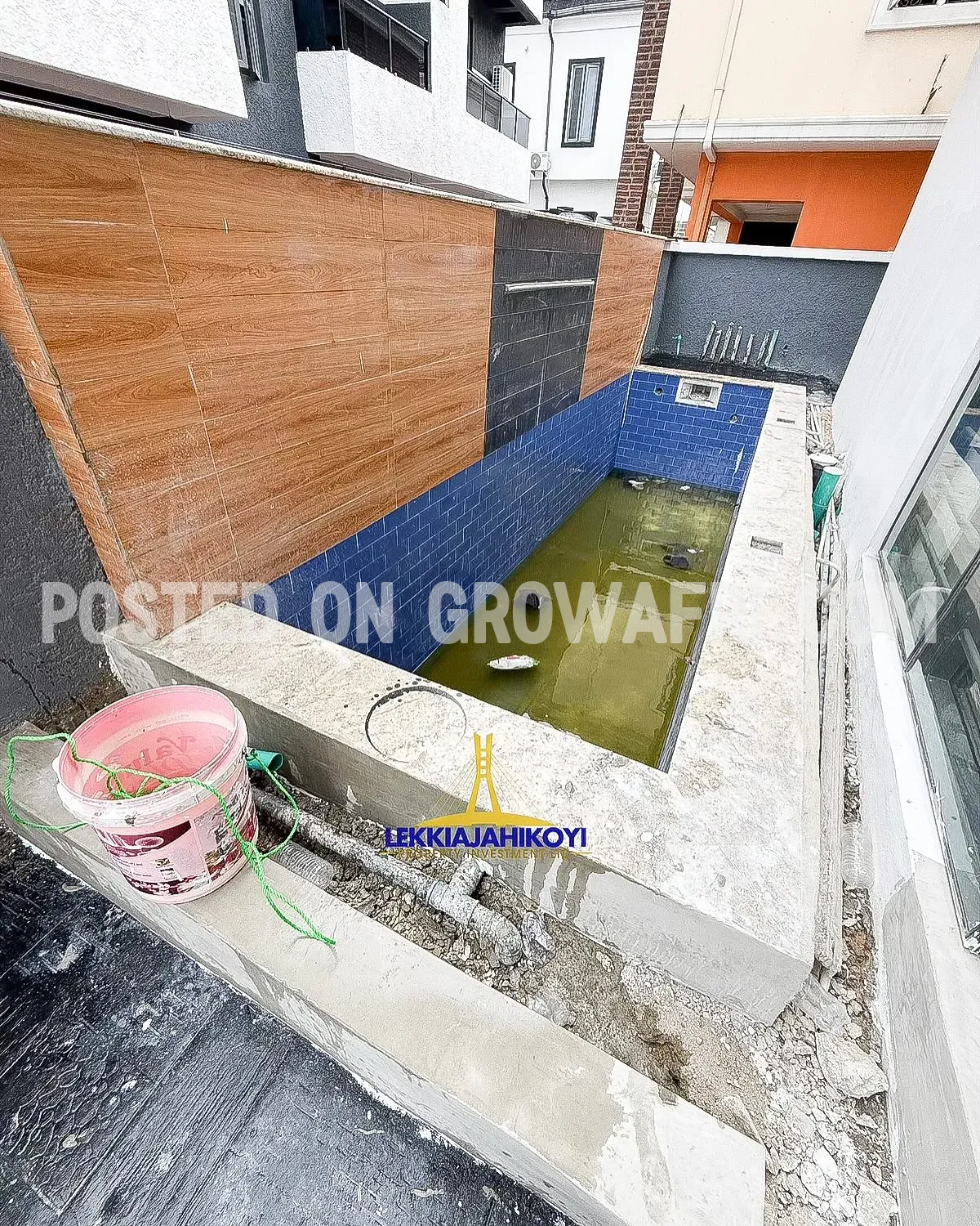  Modern 5 bedroom fully detached house with en-suite bedrooms.