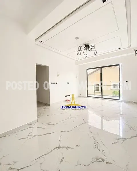  Units of 2 &amp; 3 bedroom apartments with en-suite bedrooms.