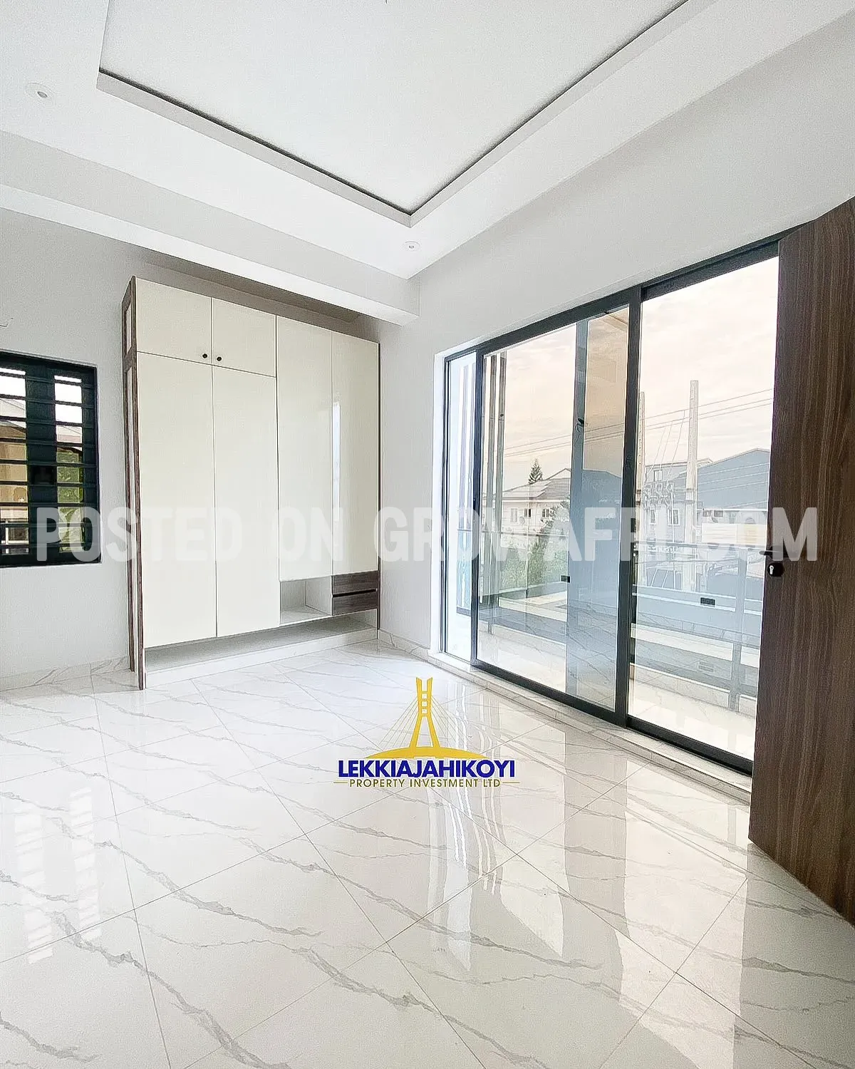 Units of 2 &amp; 3 bedroom apartments with en-suite bedrooms.