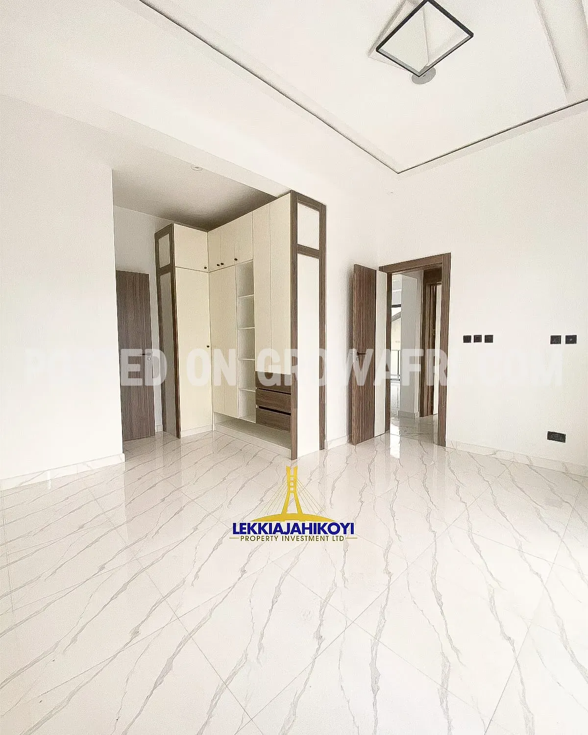  Units of 2 &amp; 3 bedroom apartments with en-suite bedrooms.