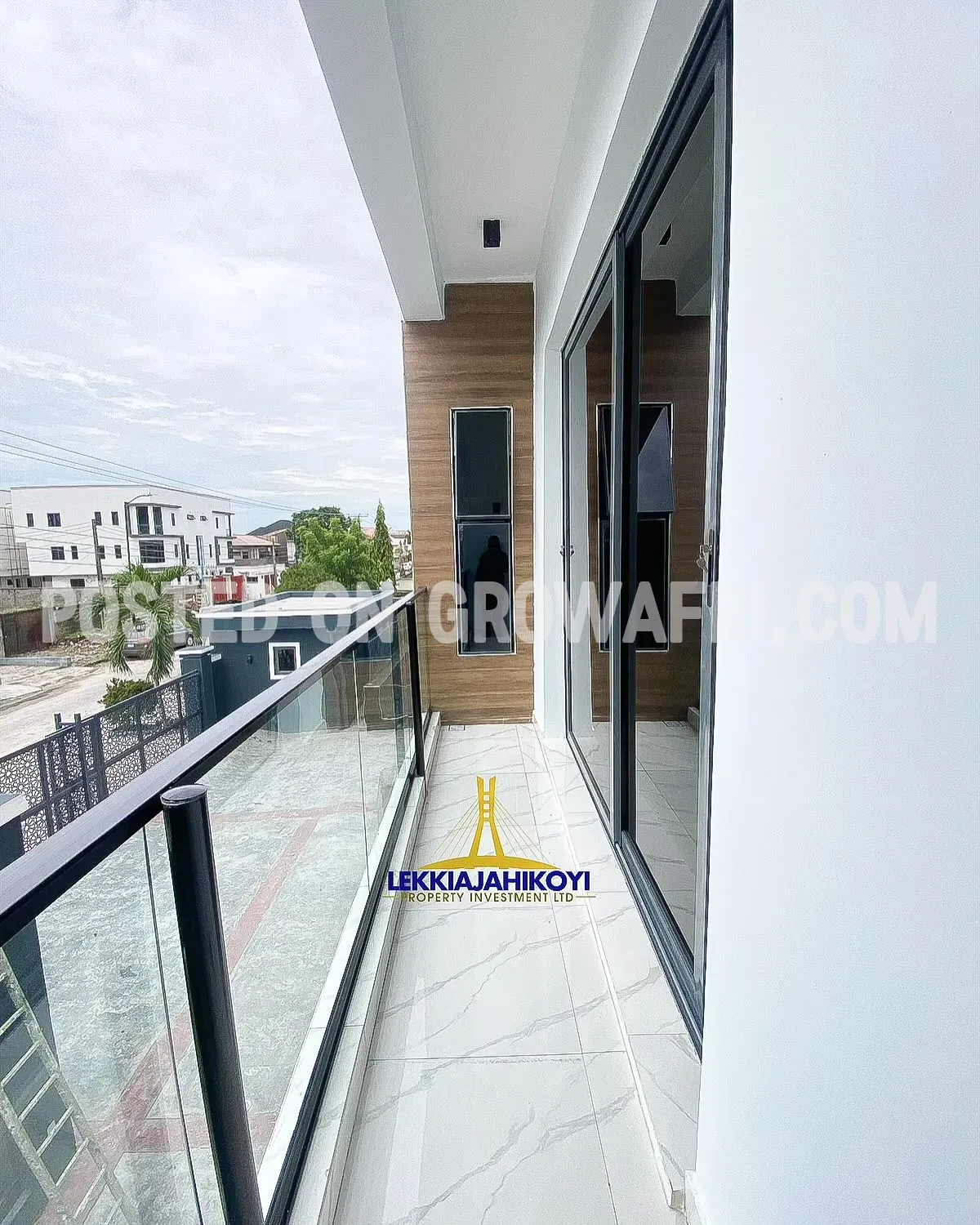  Units of 2 &amp; 3 bedroom apartments with en-suite bedrooms.