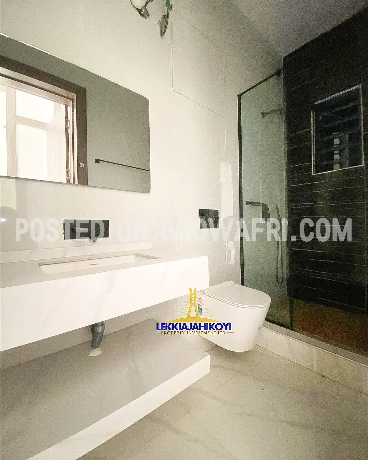  Units of 2 &amp; 3 bedroom apartments with en-suite bedrooms.