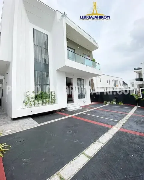 Modern 4 bedroom fully detached house with en-suite bedrooms.
