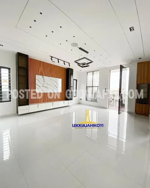 Modern 4 bedroom fully detached house with en-suite bedrooms.