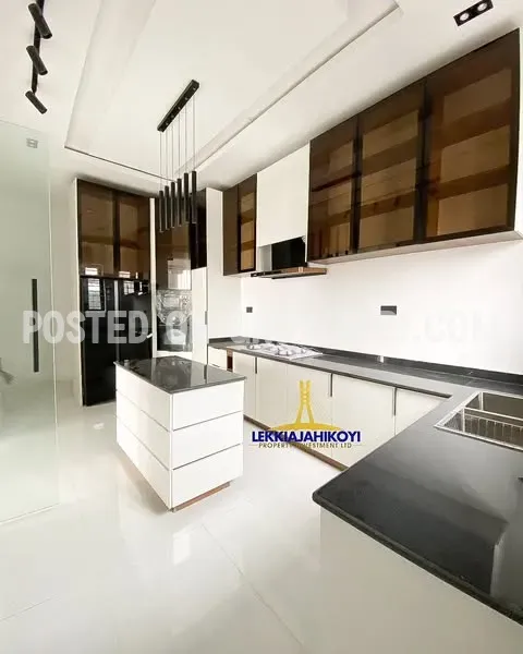 Modern 4 bedroom fully detached house with en-suite bedrooms.
