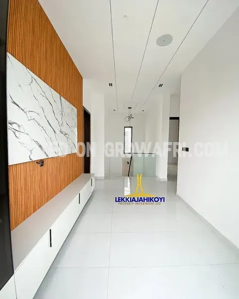 Modern 4 bedroom fully detached house with en-suite bedrooms.