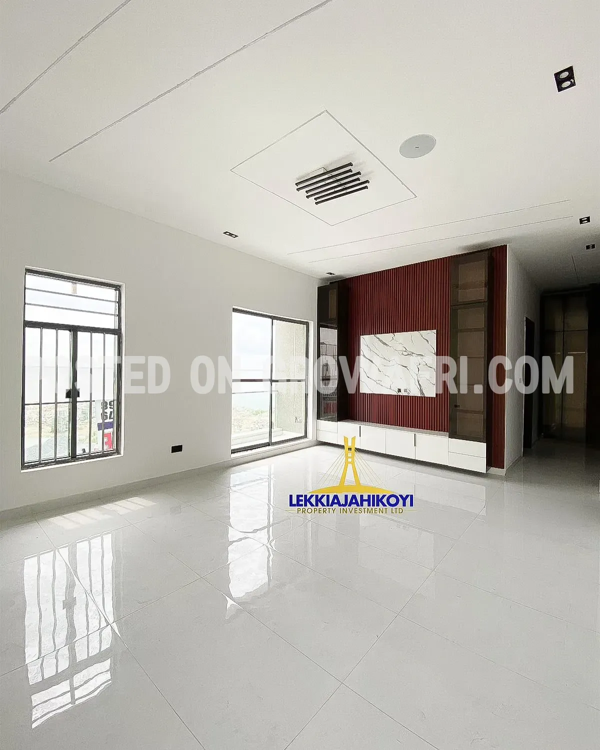 Modern 4 bedroom fully detached house with en-suite bedrooms.