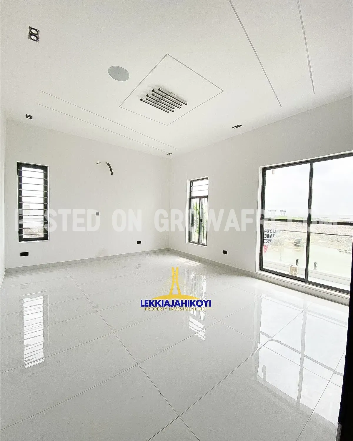 Modern 4 bedroom fully detached house with en-suite bedrooms.