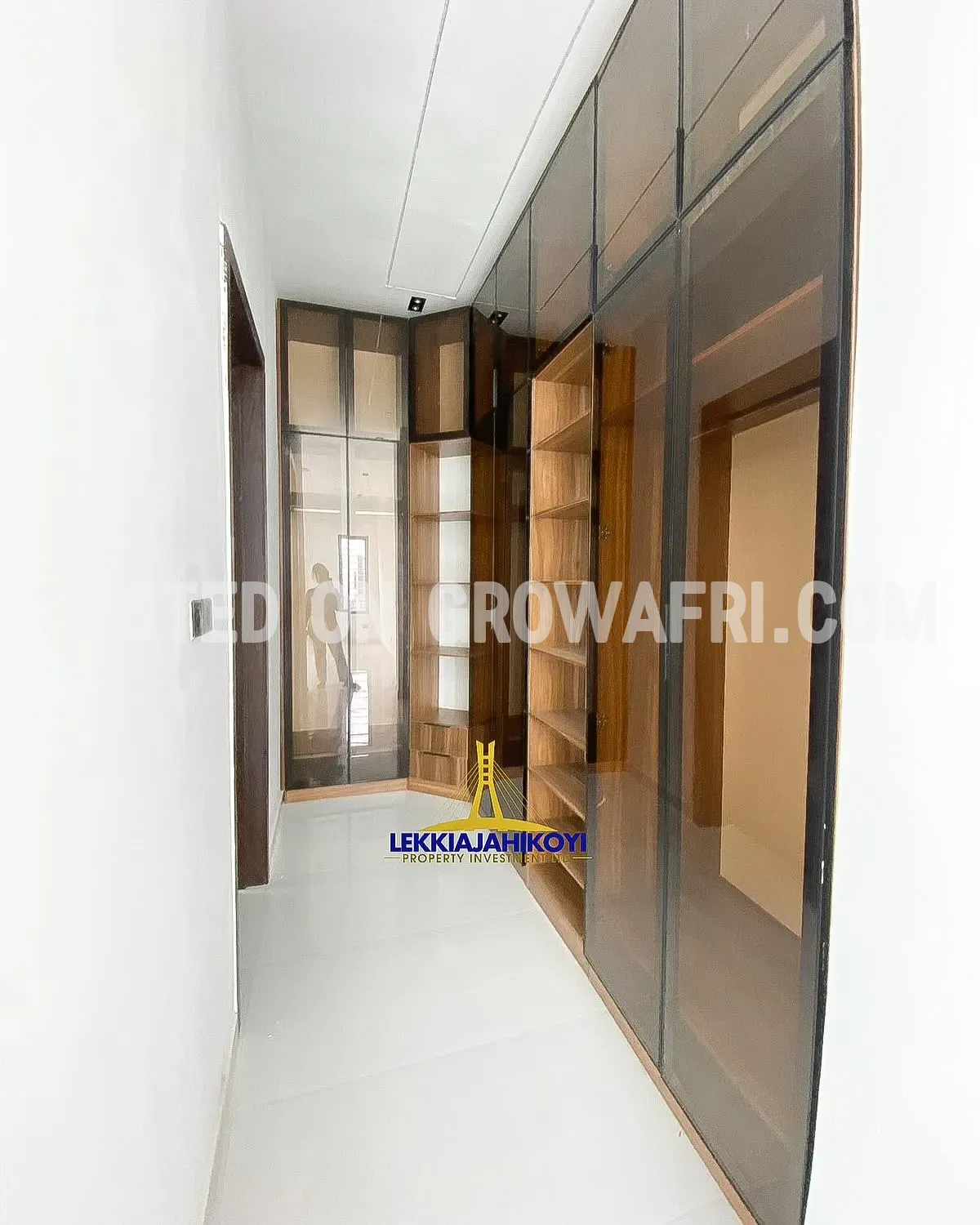 Modern 4 bedroom fully detached house with en-suite bedrooms.
