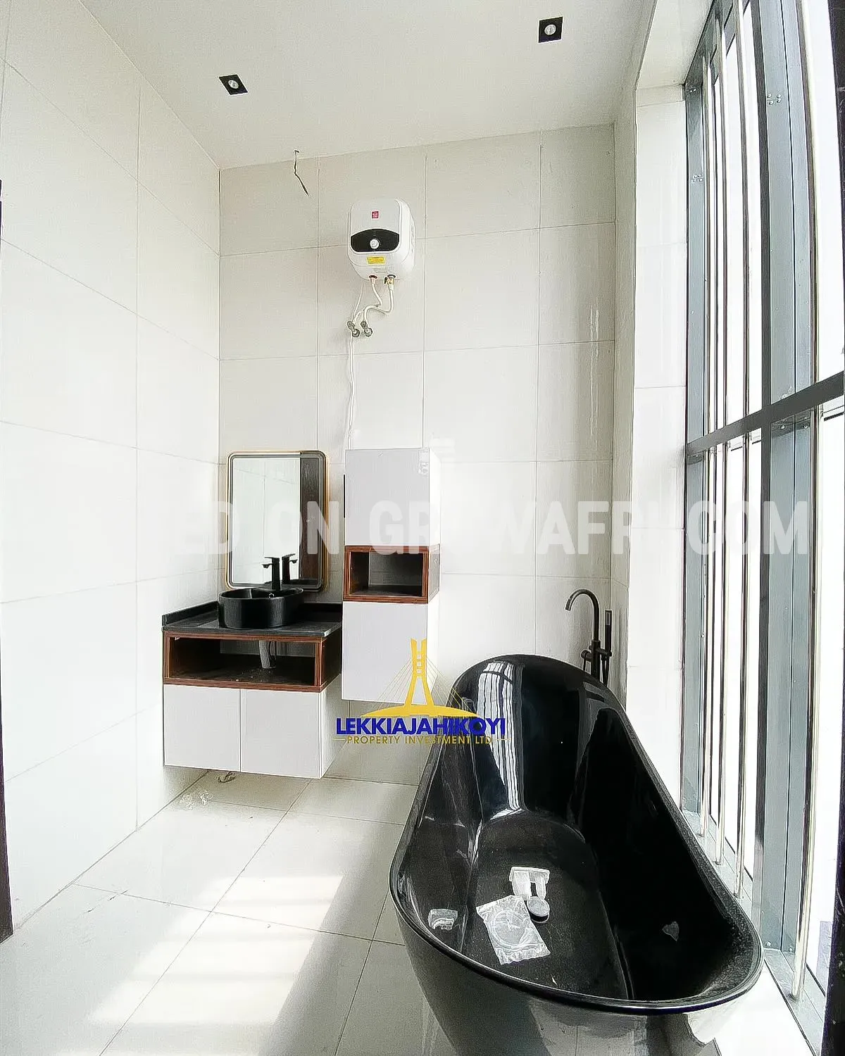 Modern 4 bedroom fully detached house with en-suite bedrooms.