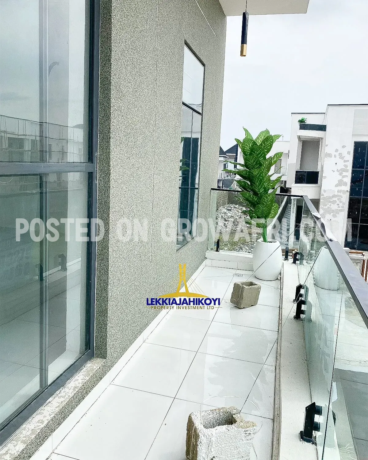 Modern 4 bedroom fully detached house with en-suite bedrooms.