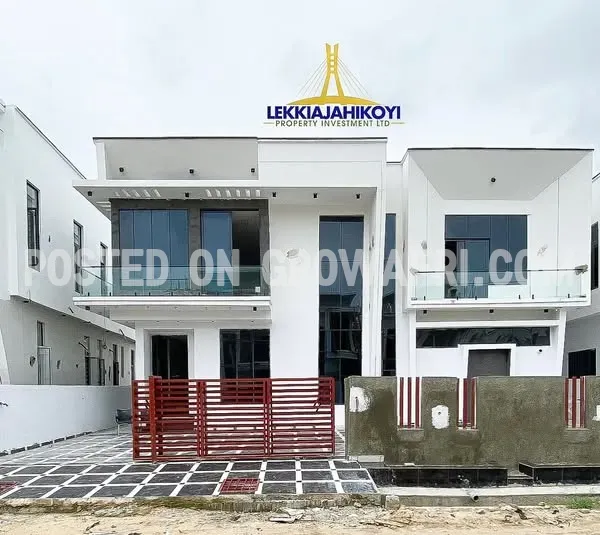 Modern 5 bedroom fully detached house with en-suite bedrooms.