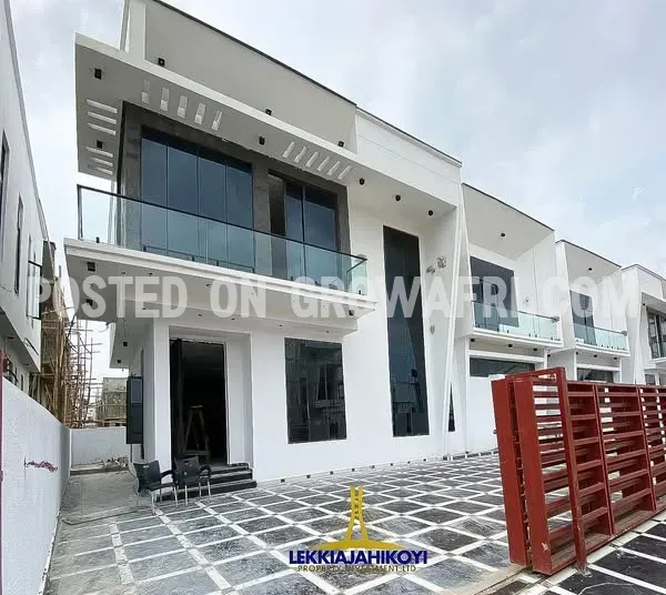Modern 5 bedroom fully detached house with en-suite bedrooms.