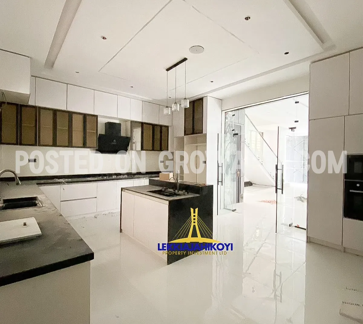 Modern 5 bedroom fully detached house with en-suite bedrooms.