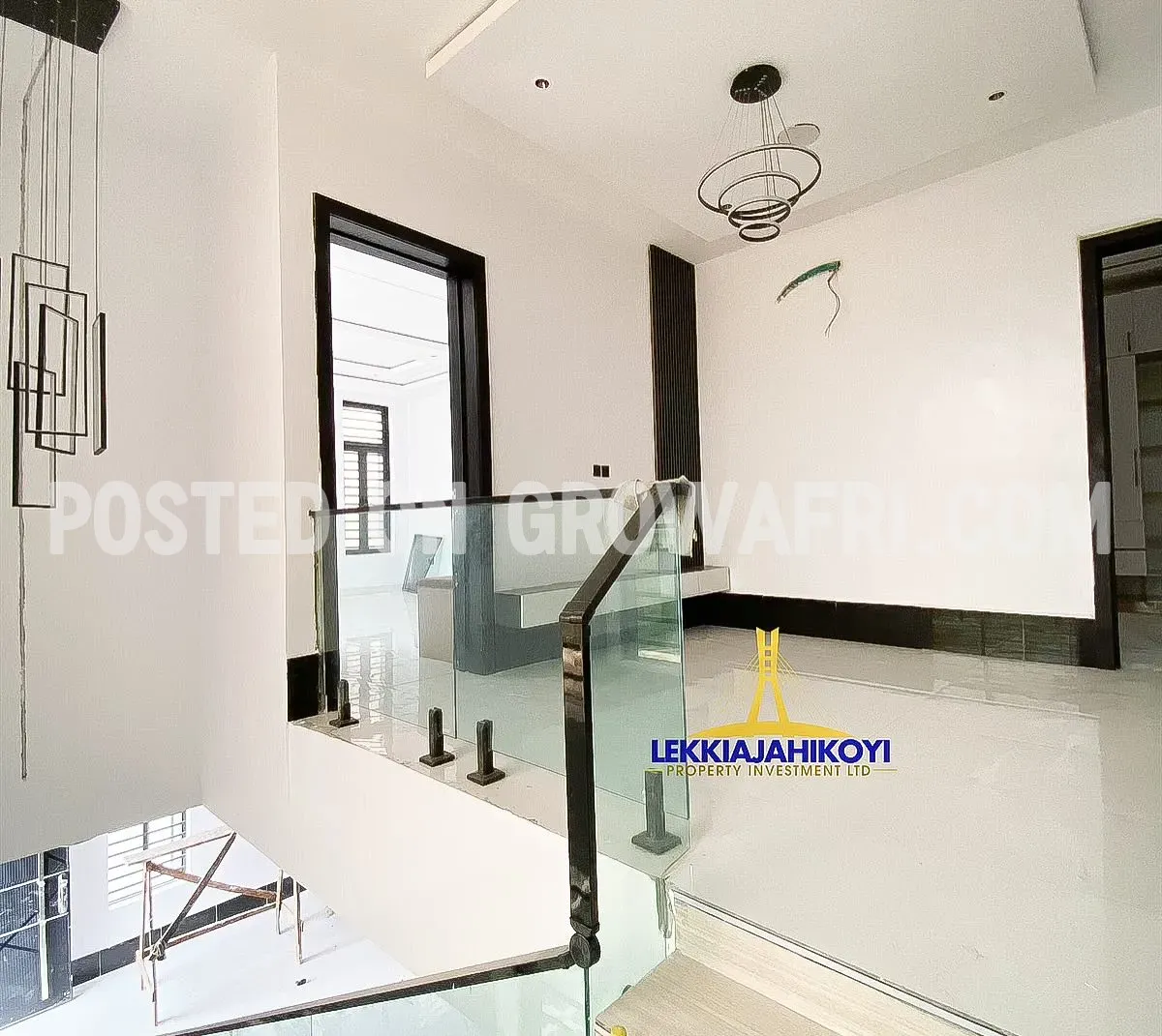 Modern 5 bedroom fully detached house with en-suite bedrooms.