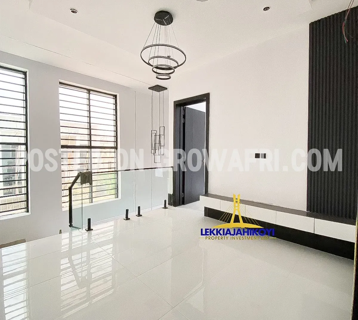 Modern 5 bedroom fully detached house with en-suite bedrooms.