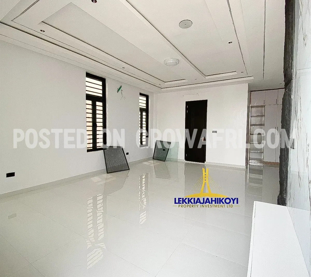 Modern 5 bedroom fully detached house with en-suite bedrooms.