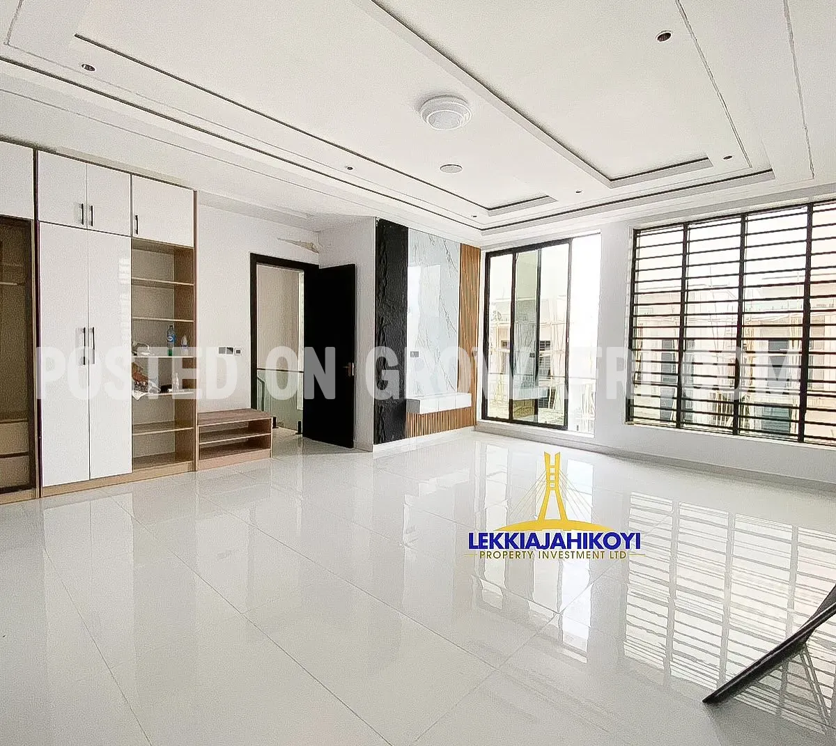 Modern 5 bedroom fully detached house with en-suite bedrooms.