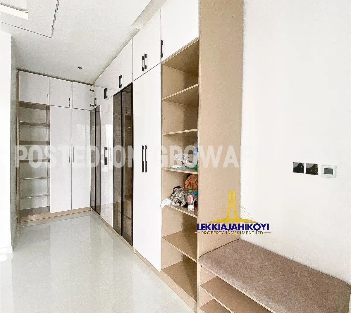 Modern 5 bedroom fully detached house with en-suite bedrooms.