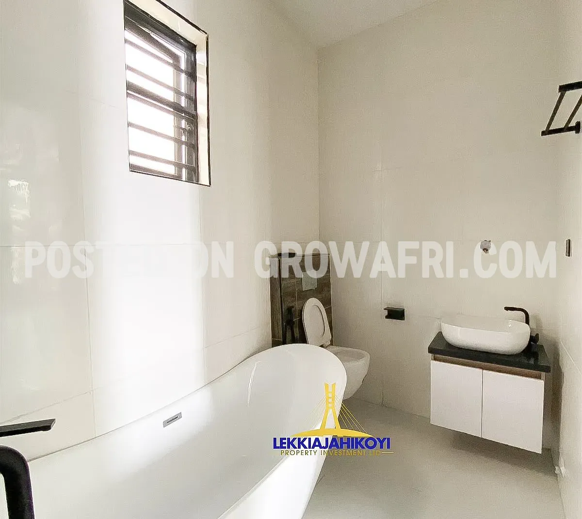 Modern 5 bedroom fully detached house with en-suite bedrooms.