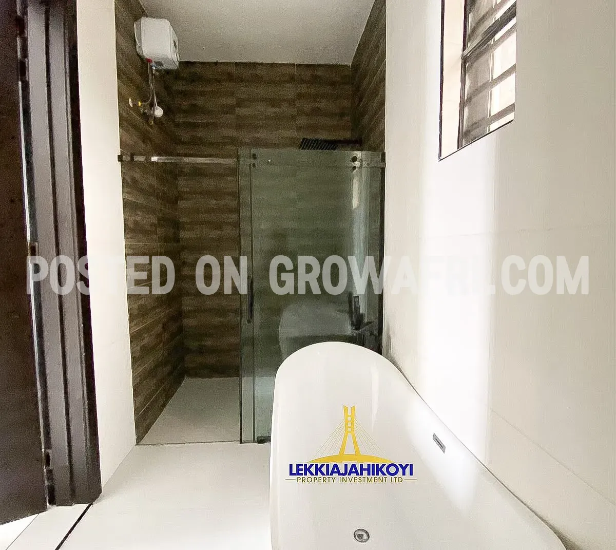 Modern 5 bedroom fully detached house with en-suite bedrooms.