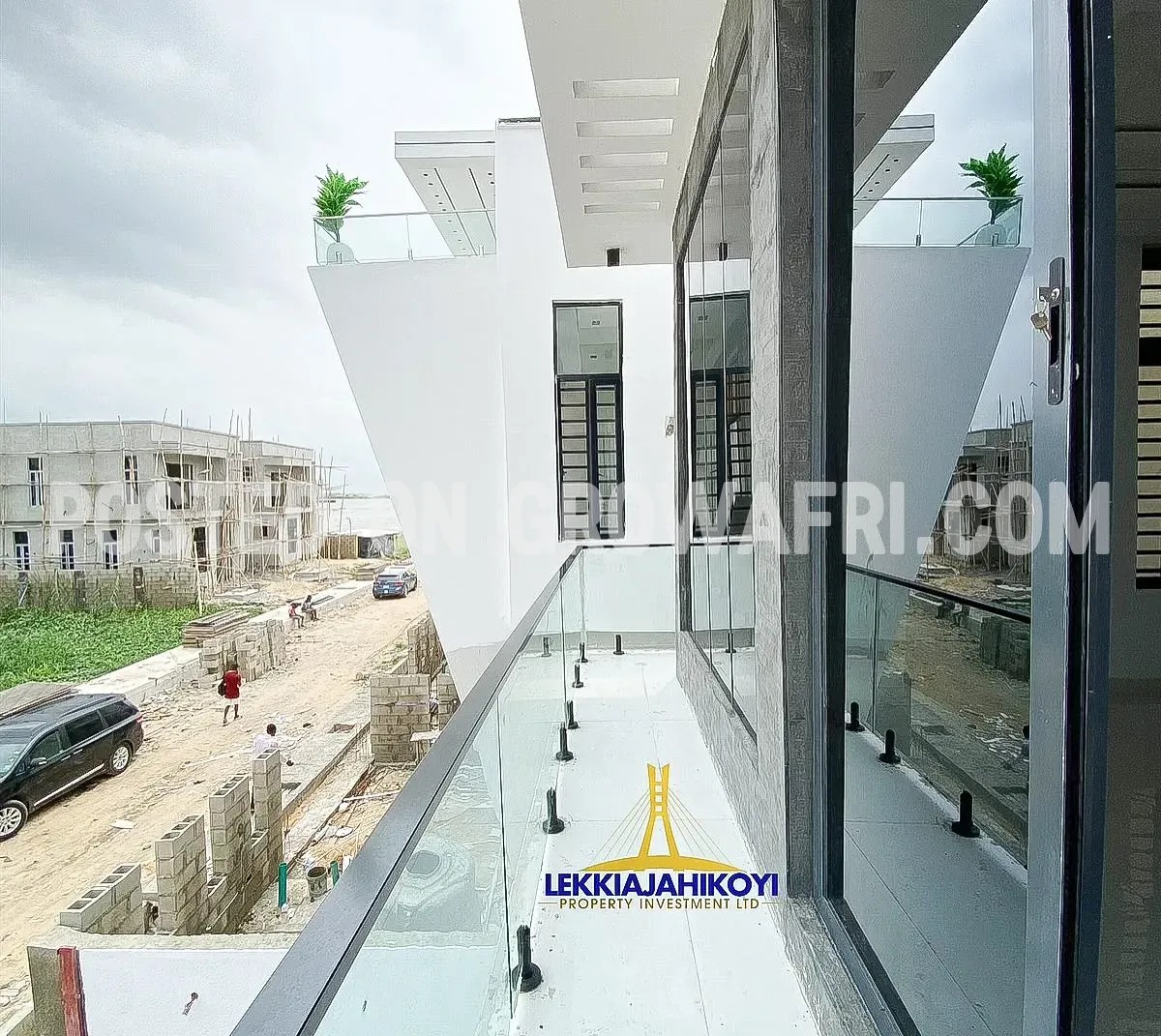 Modern 5 bedroom fully detached house with en-suite bedrooms.