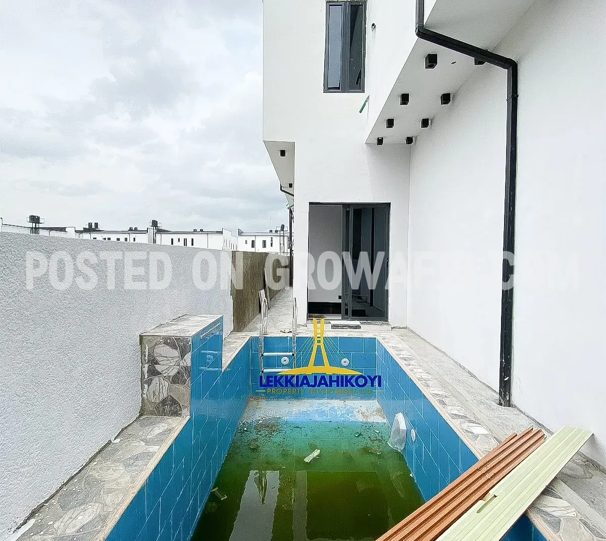 Modern 5 bedroom fully detached house with en-suite bedrooms.