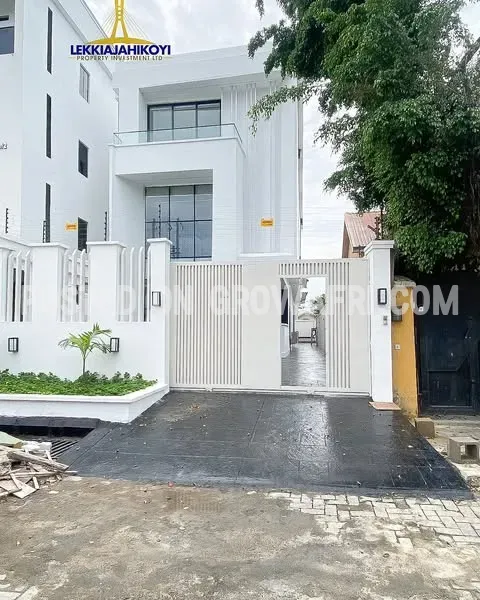 Modern 4 bedroom fully detached house with en-suite bedrooms.