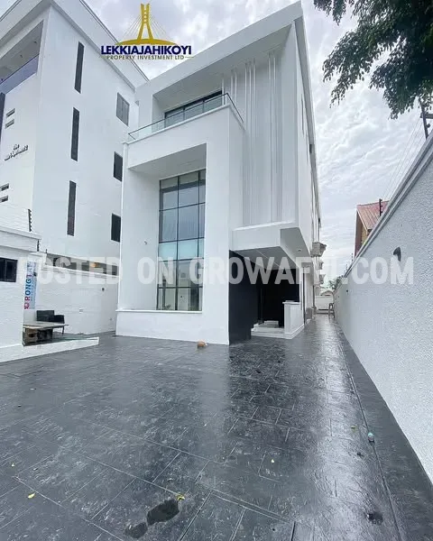 Modern 4 bedroom fully detached house with en-suite bedrooms.
