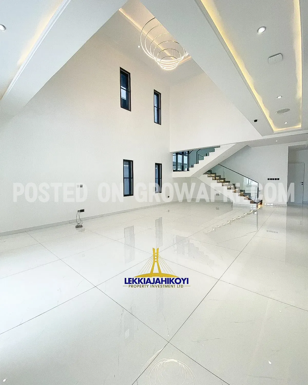 Modern 4 bedroom fully detached house with en-suite bedrooms.