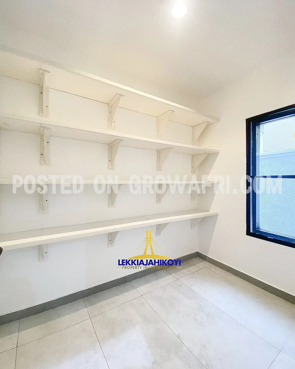 Modern 4 bedroom fully detached house with en-suite bedrooms.