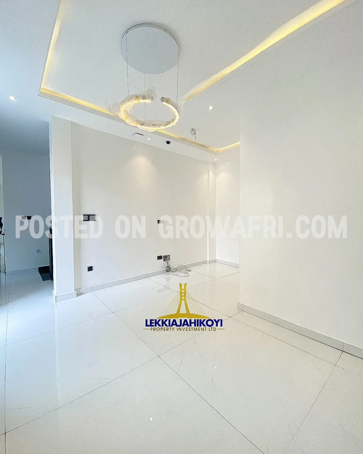 Modern 4 bedroom fully detached house with en-suite bedrooms.