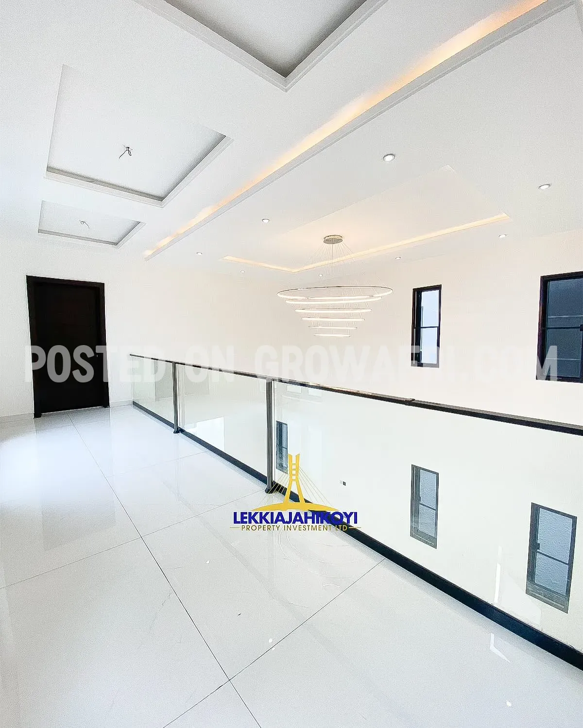 Modern 4 bedroom fully detached house with en-suite bedrooms.