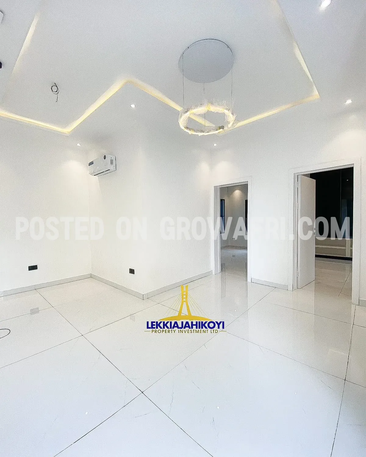 Modern 4 bedroom fully detached house with en-suite bedrooms.