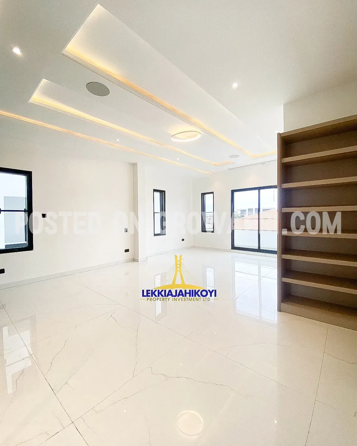 Modern 4 bedroom fully detached house with en-suite bedrooms.