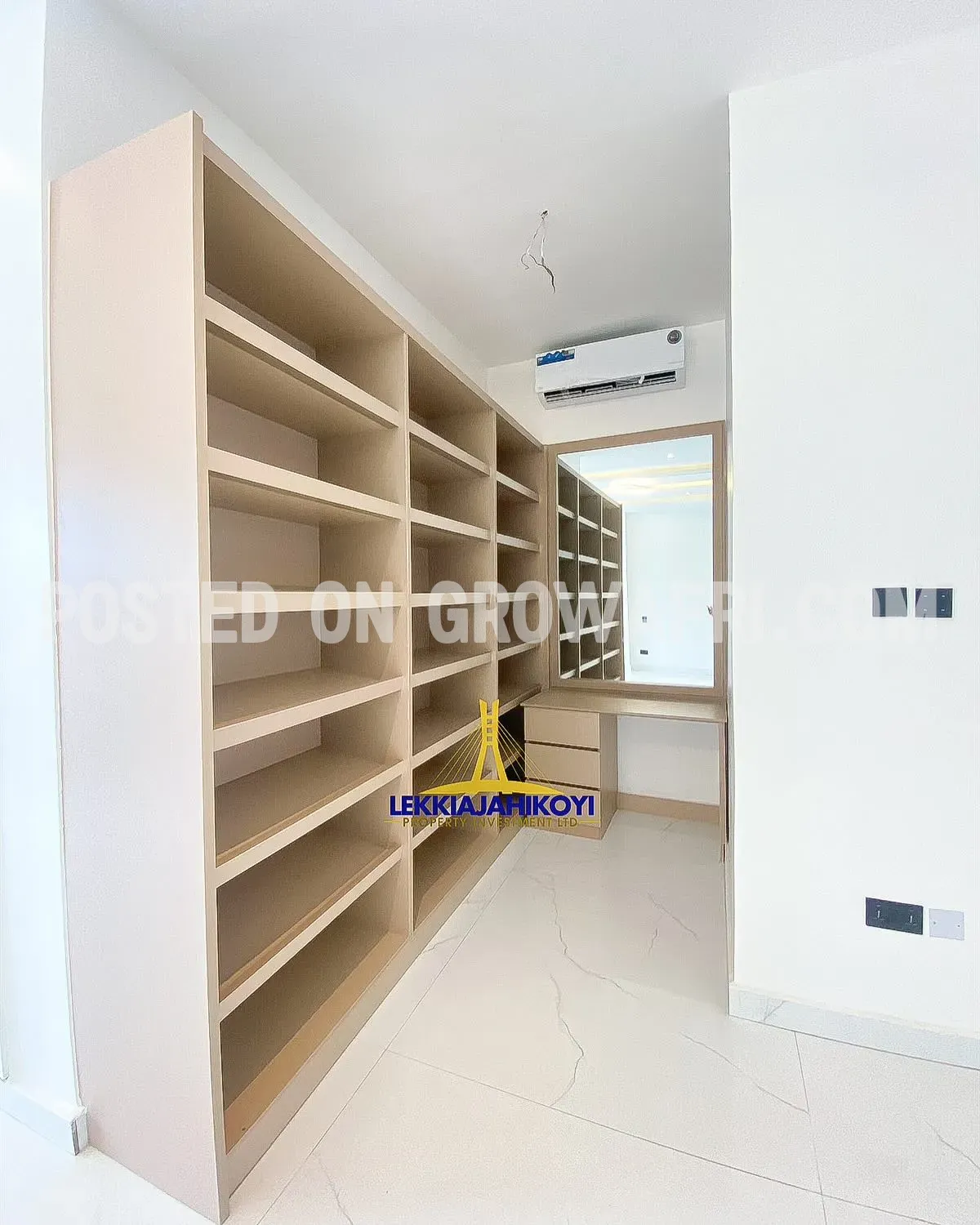 Modern 4 bedroom fully detached house with en-suite bedrooms.