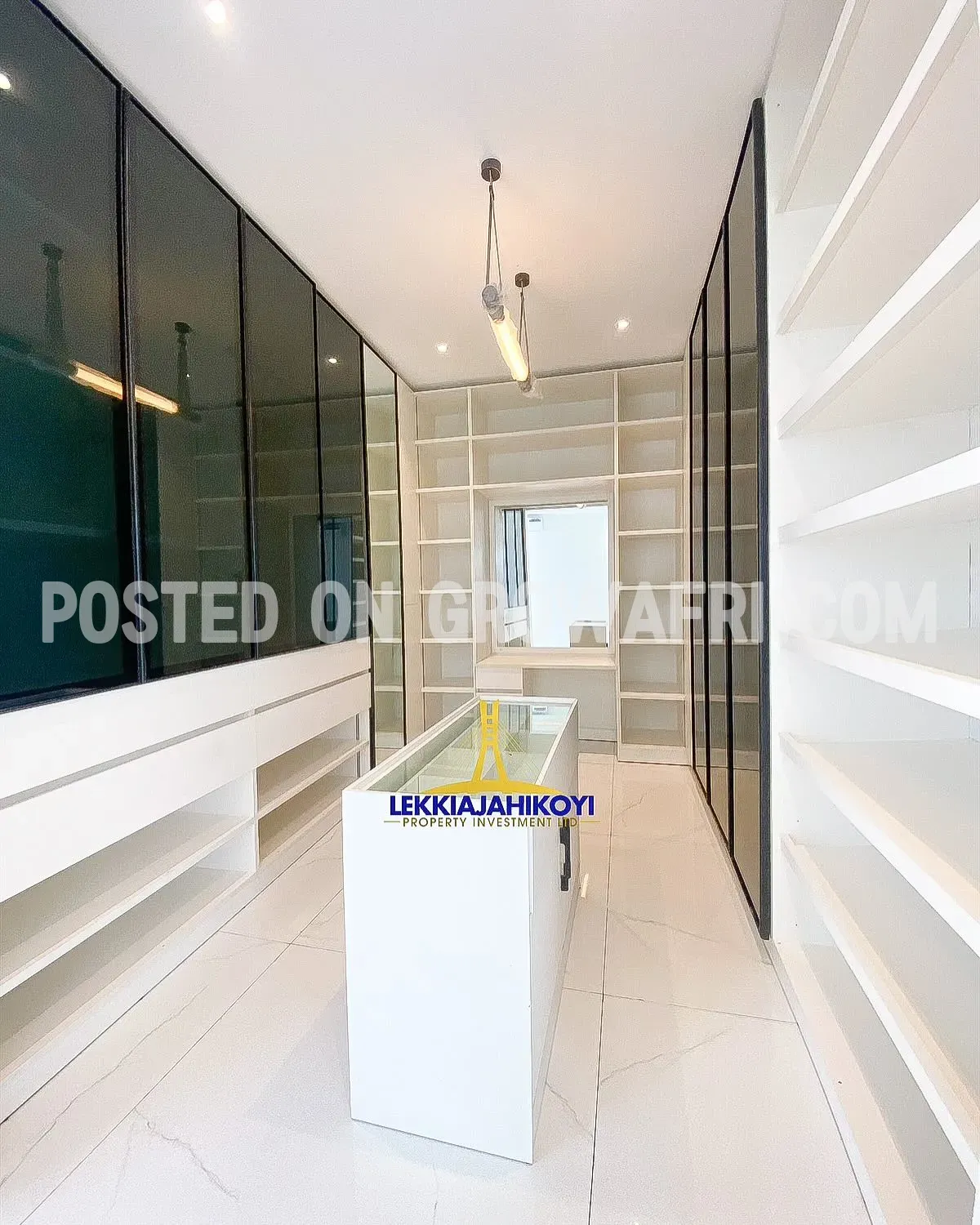 Modern 4 bedroom fully detached house with en-suite bedrooms.