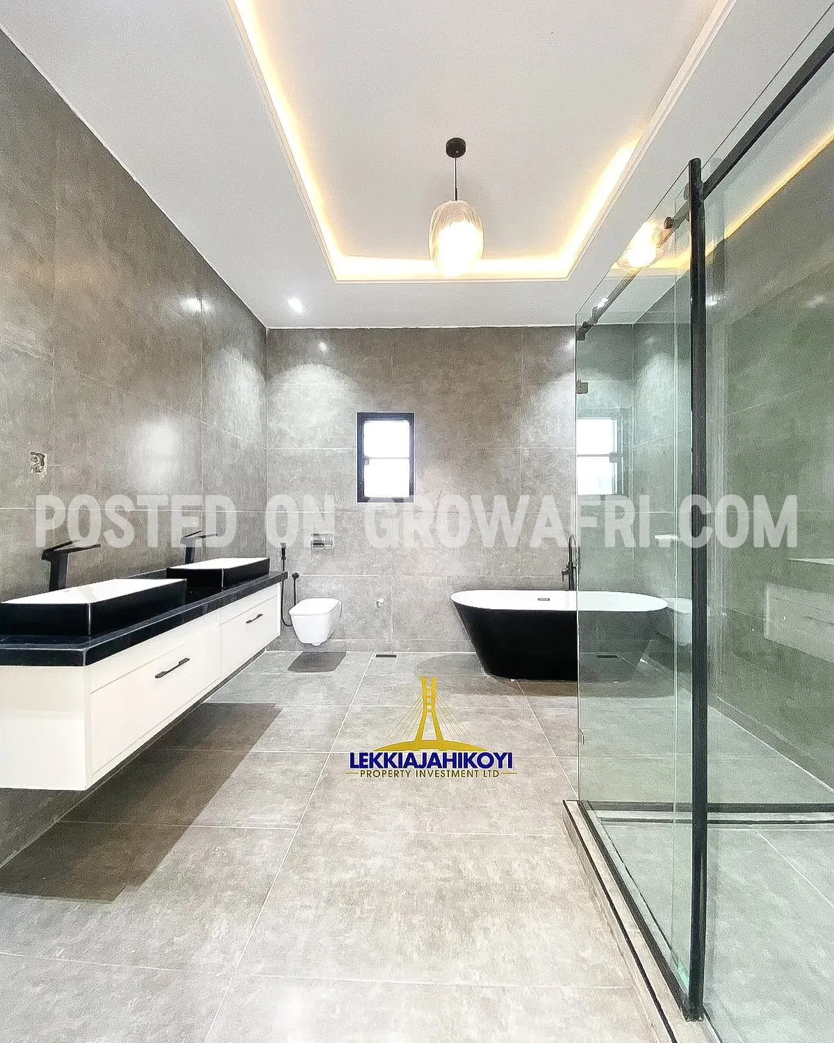 Modern 4 bedroom fully detached house with en-suite bedrooms.