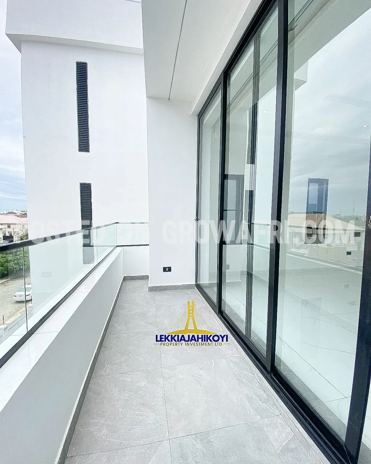 Modern 4 bedroom fully detached house with en-suite bedrooms.