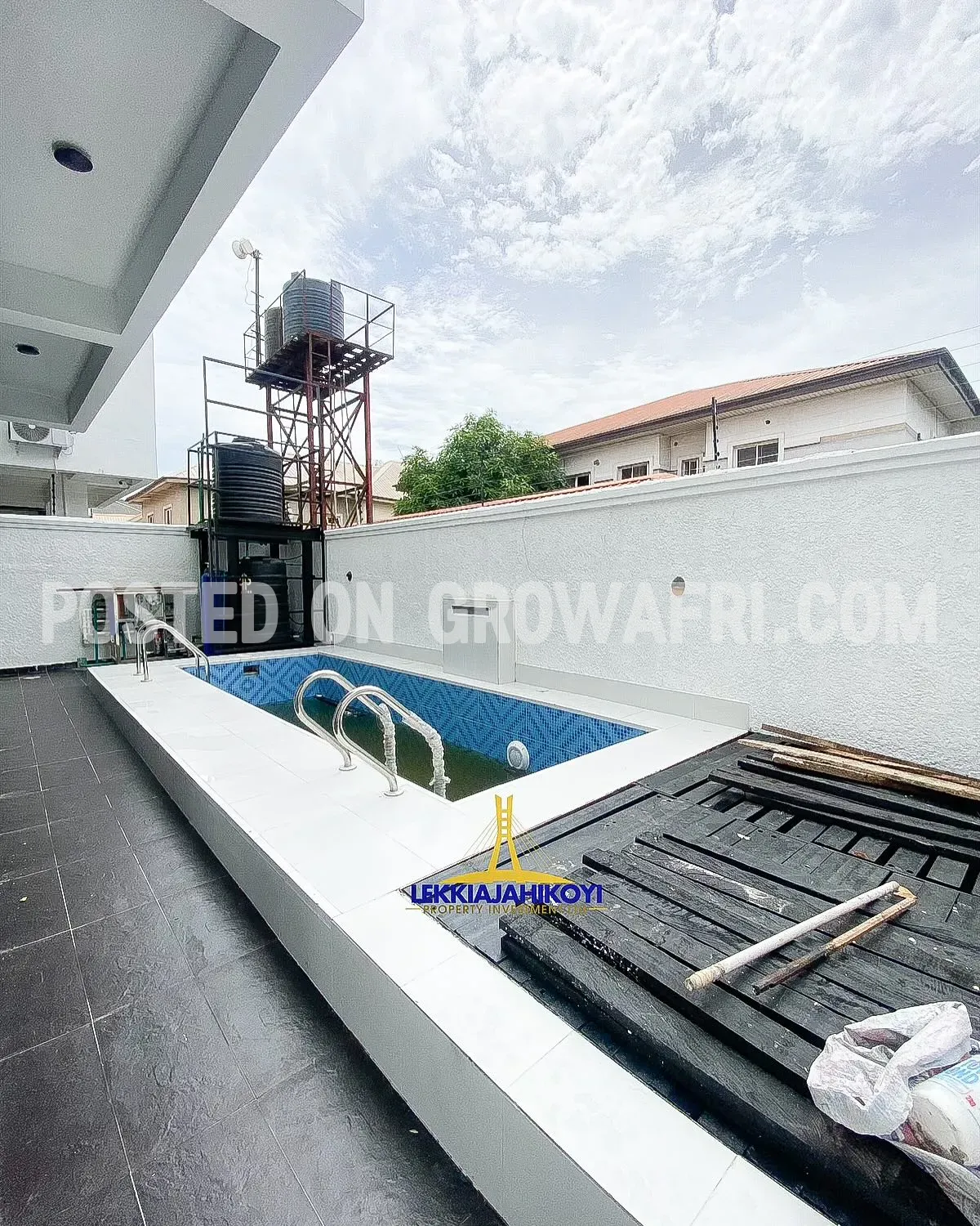 Modern 4 bedroom fully detached house with en-suite bedrooms.